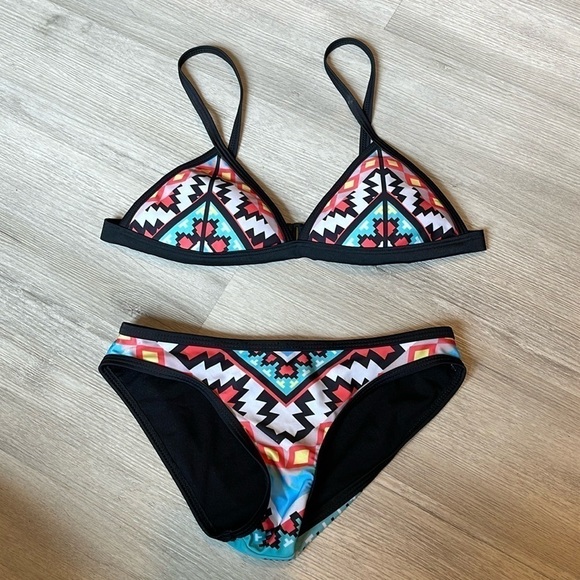 Colorful Geometric Print 2 Pc Bikini Set Size Medium - Picture 2 of 8